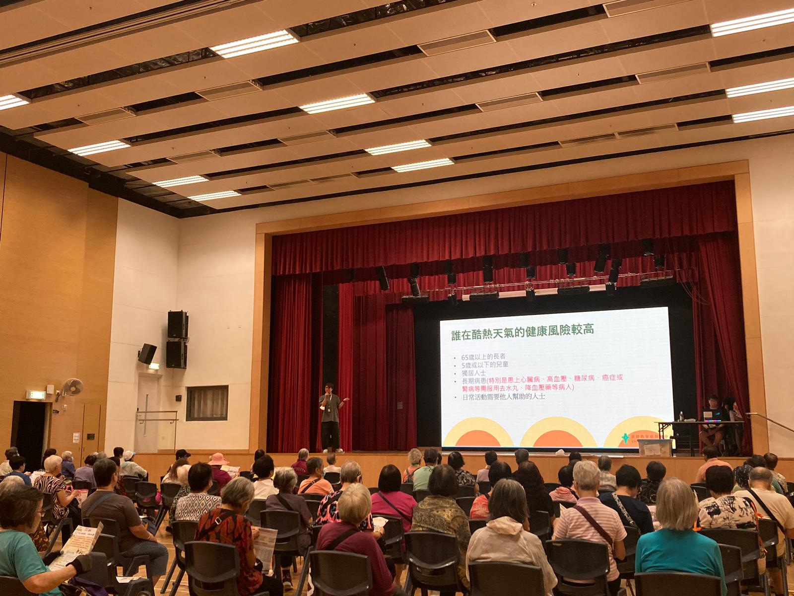 參加者參與講座活動